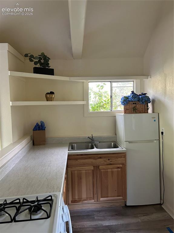 Image 39 of 44: Kitchen