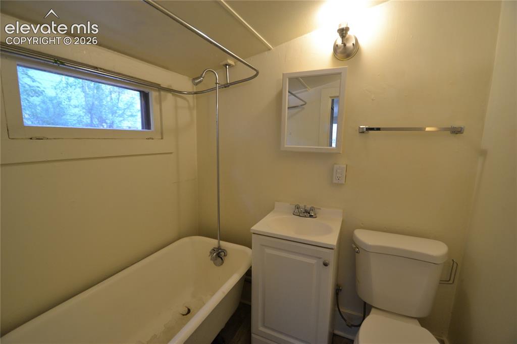 Image 5 of 18: Bathroom