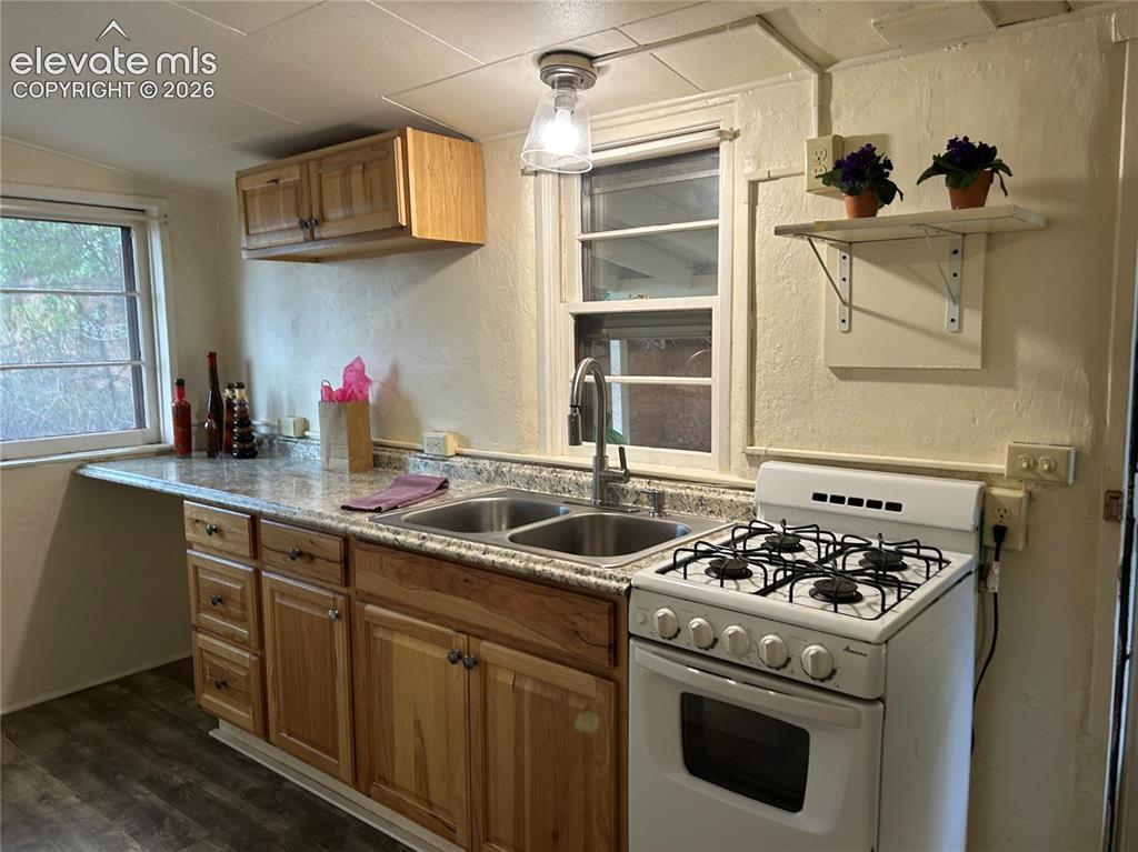 Image 6 of 44: Kitchen