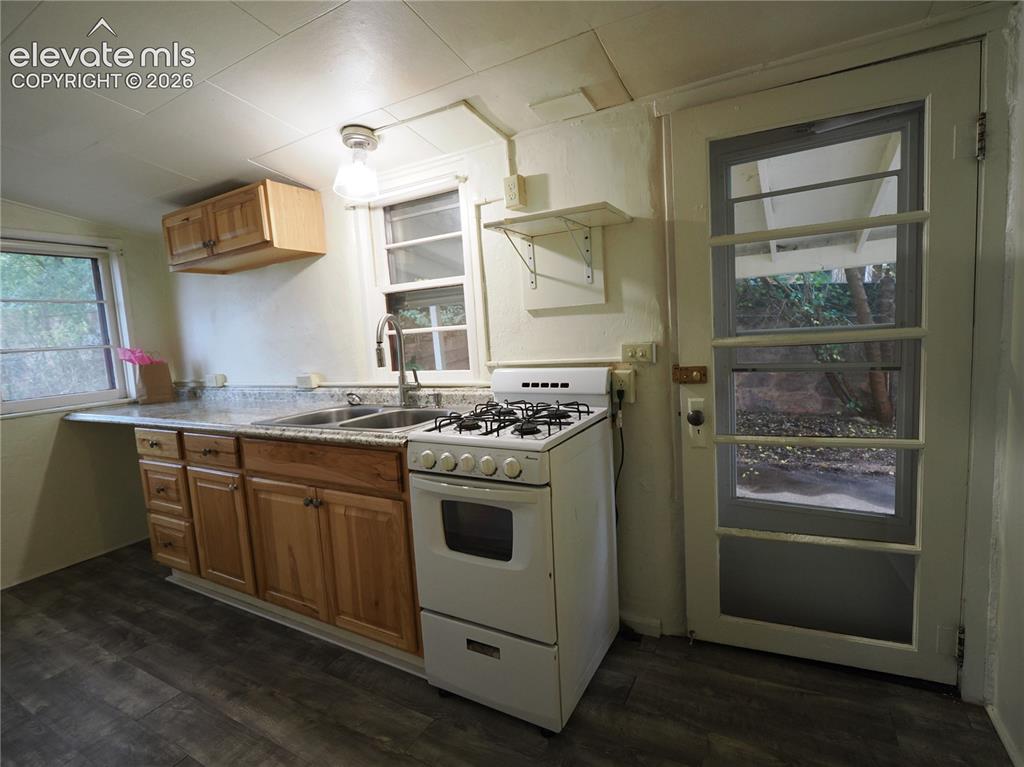 Image 7 of 44: Kitchen