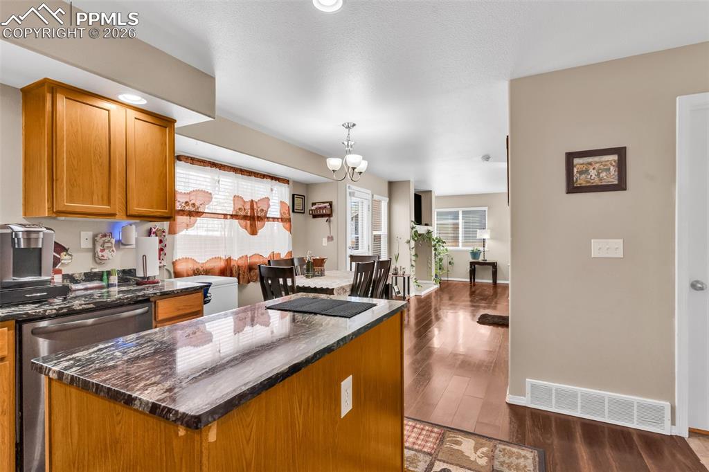 Image 15 of 42: Kitchen