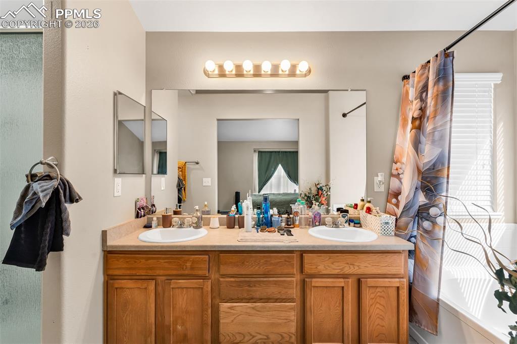 Image 24 of 42: Bathroom