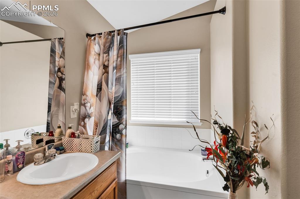 Image 25 of 42: Bathroom