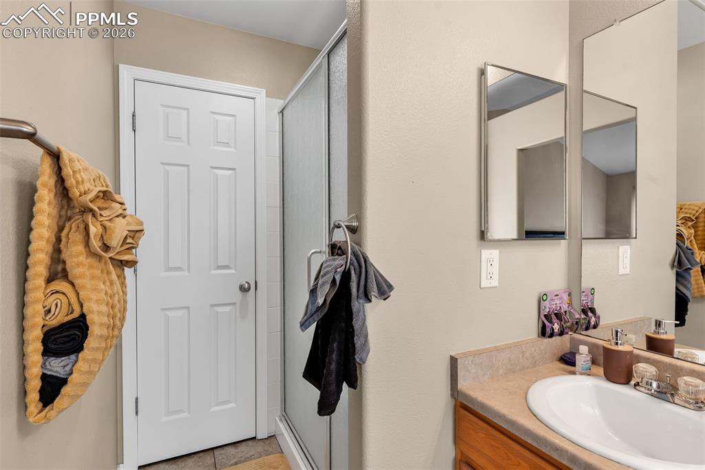 Image 26 of 42: Bathroom