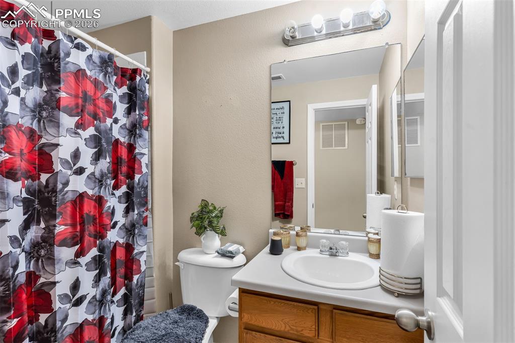 Image 33 of 42: Bathroom