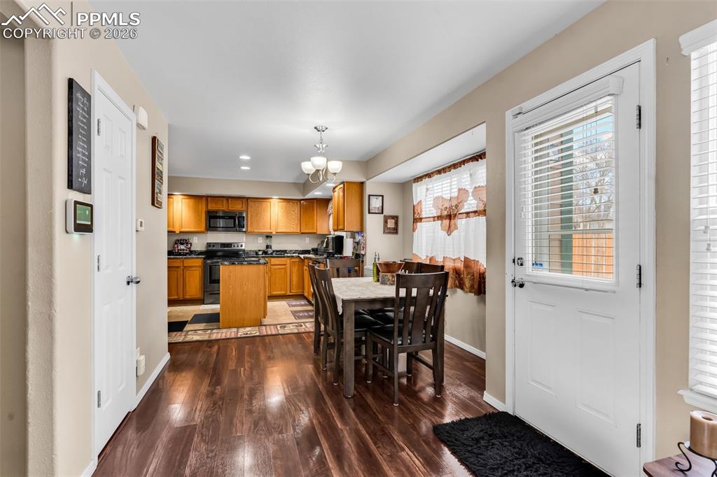 Image 9 of 42: Dining Area