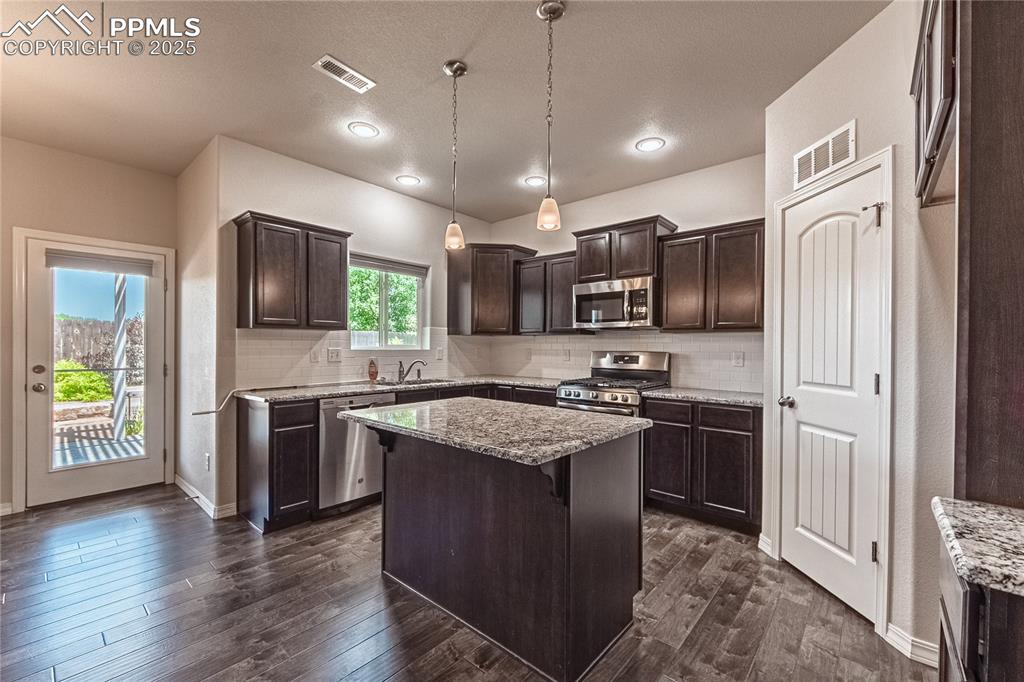 Image 16 of 50: Kitchen