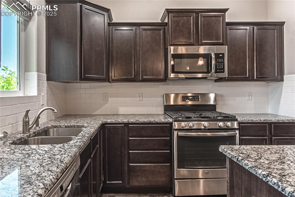 Image 17 of 50: Kitchen