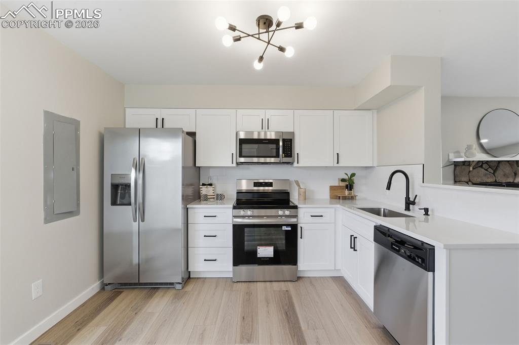 Image 10 of 18: Kitchen