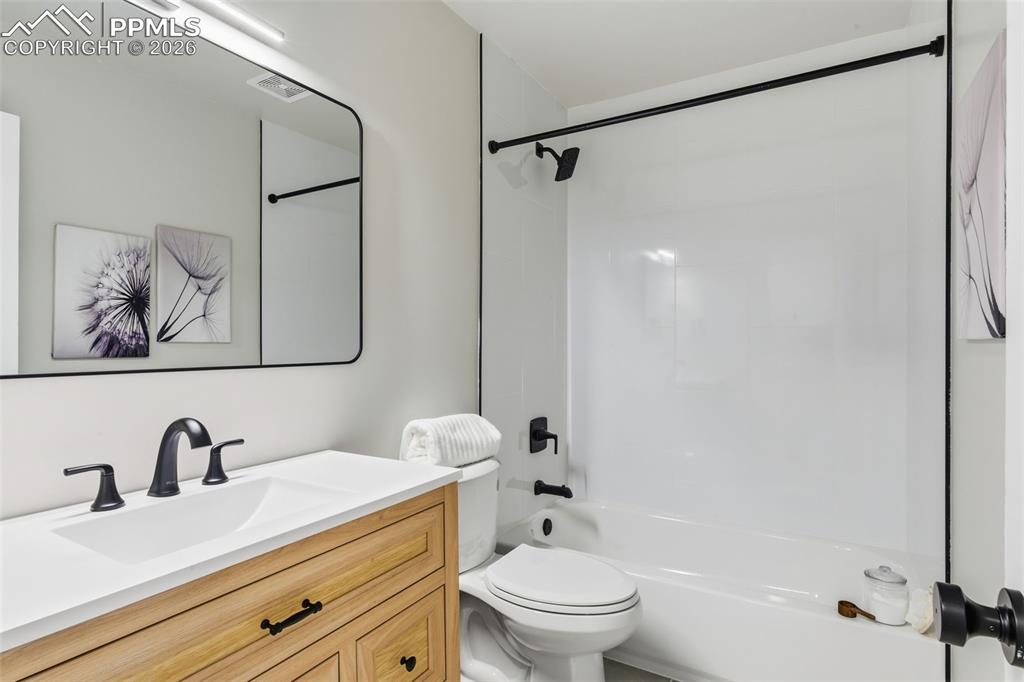 Image 13 of 18: Bathroom