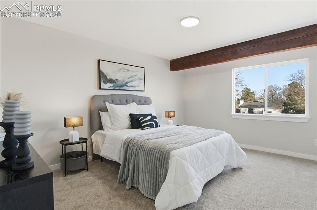 Image 14 of 18: Bedroom