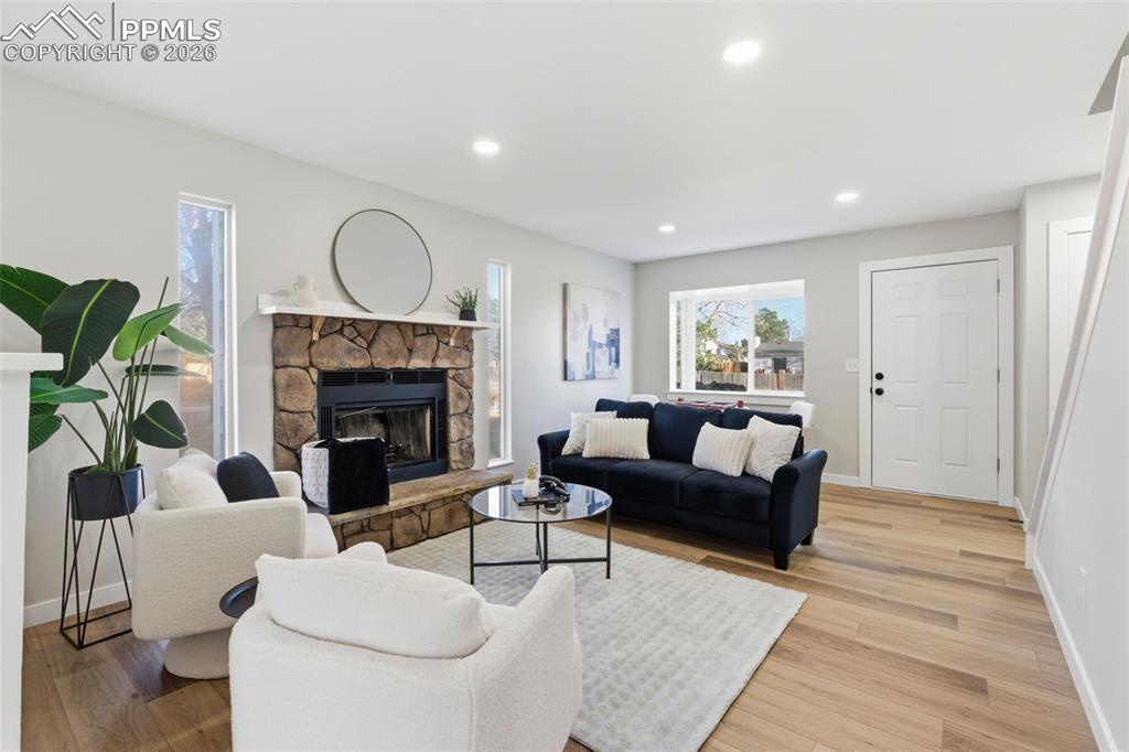 Image 4 of 18: Living Room