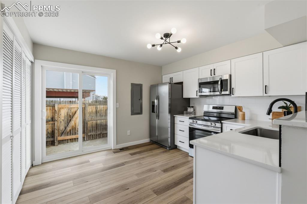 Image 9 of 18: Kitchen