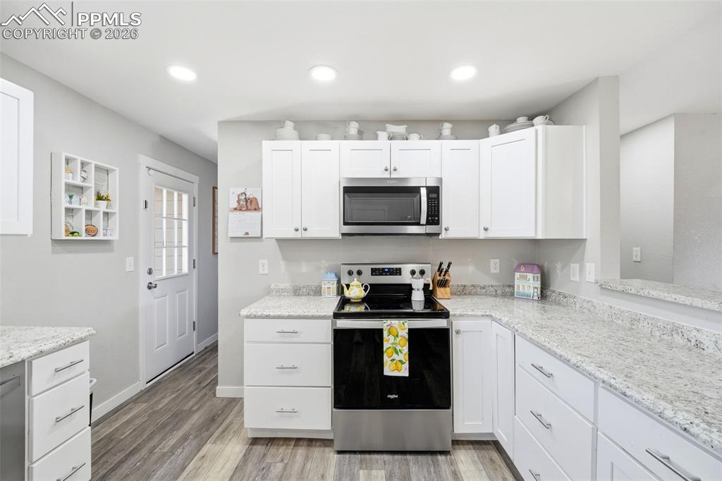 Image 10 of 45: Kitchen