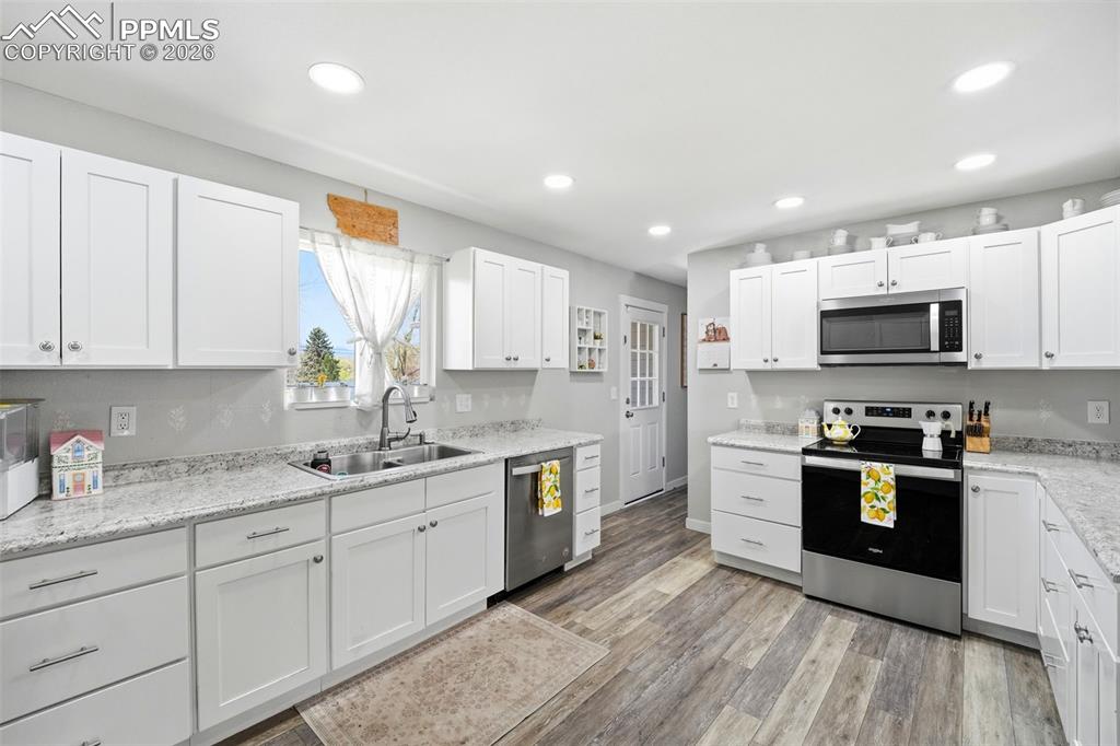 Image 12 of 45: Kitchen