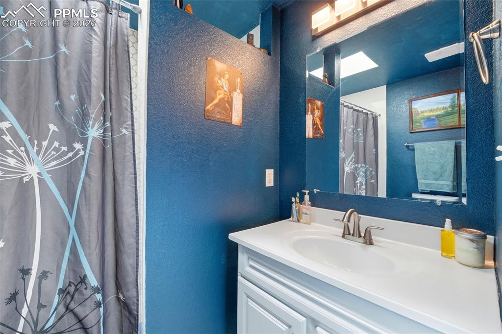 Image 26 of 45: Bathroom