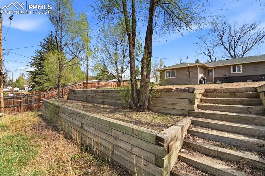 Image 32 of 45: Yard