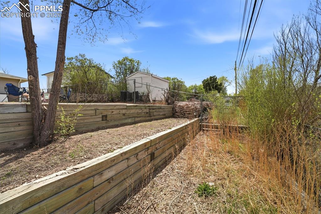 Image 33 of 45: Yard