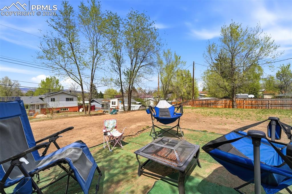 Image 35 of 45: Yard