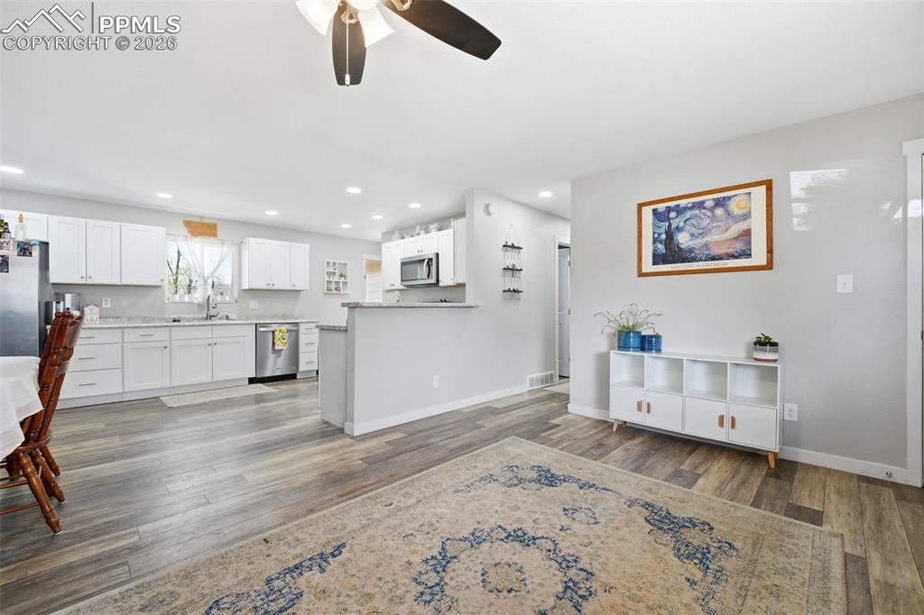 Image 7 of 45: Kitchen