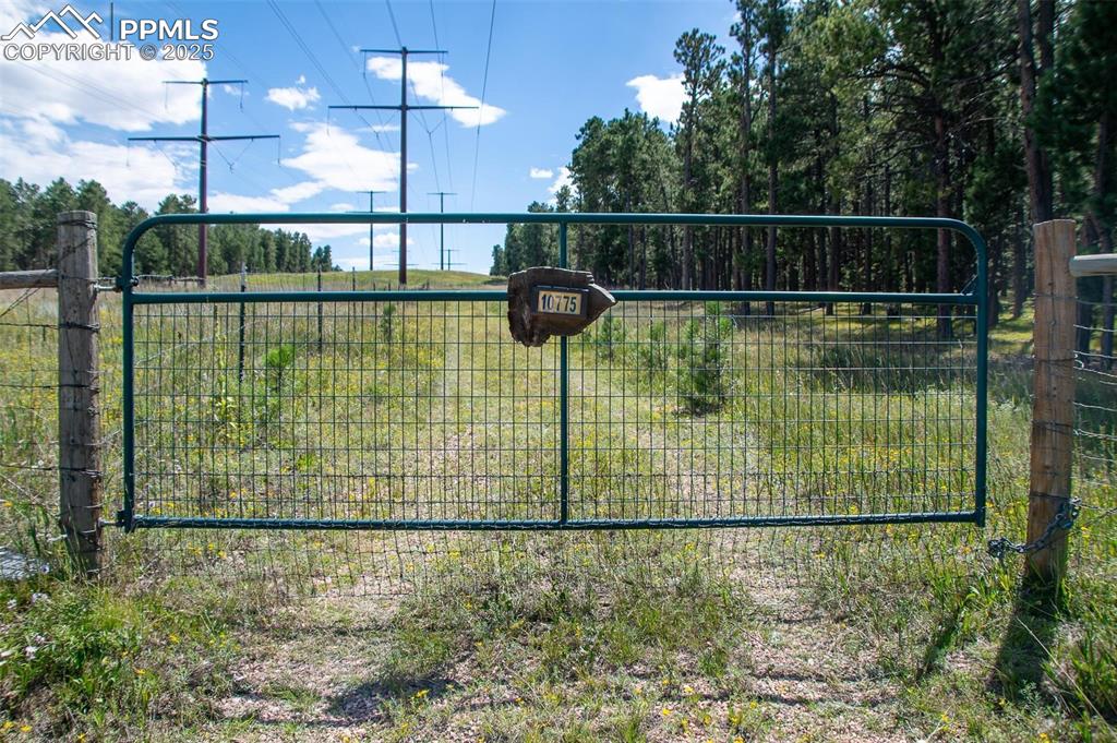 Image 18 of 20: Fence