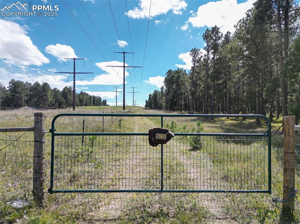 Image 5 of 20: Fence