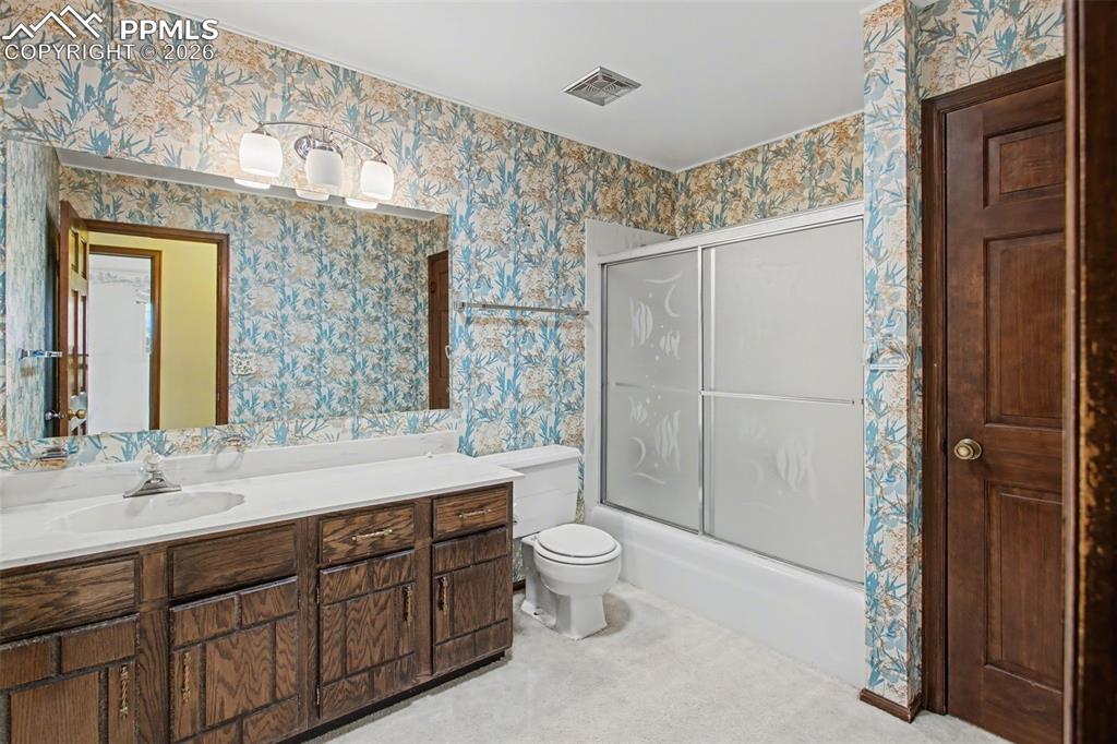 Image 14 of 24: Bathroom