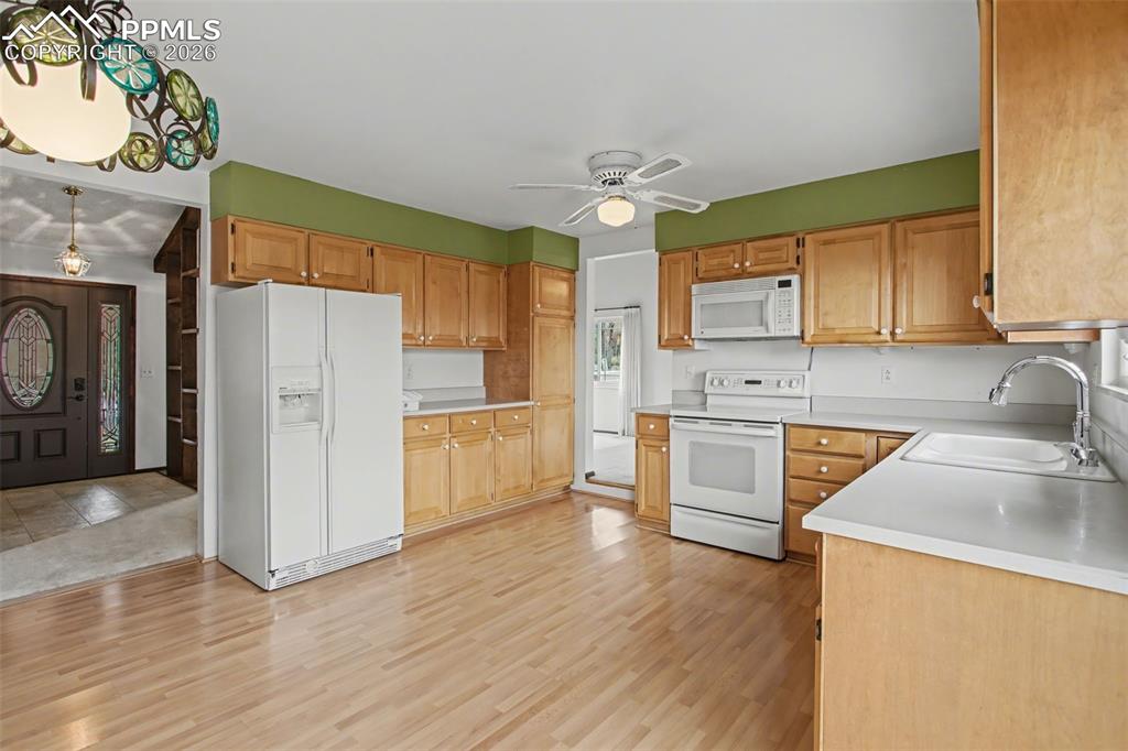 Image 6 of 24: Kitchen