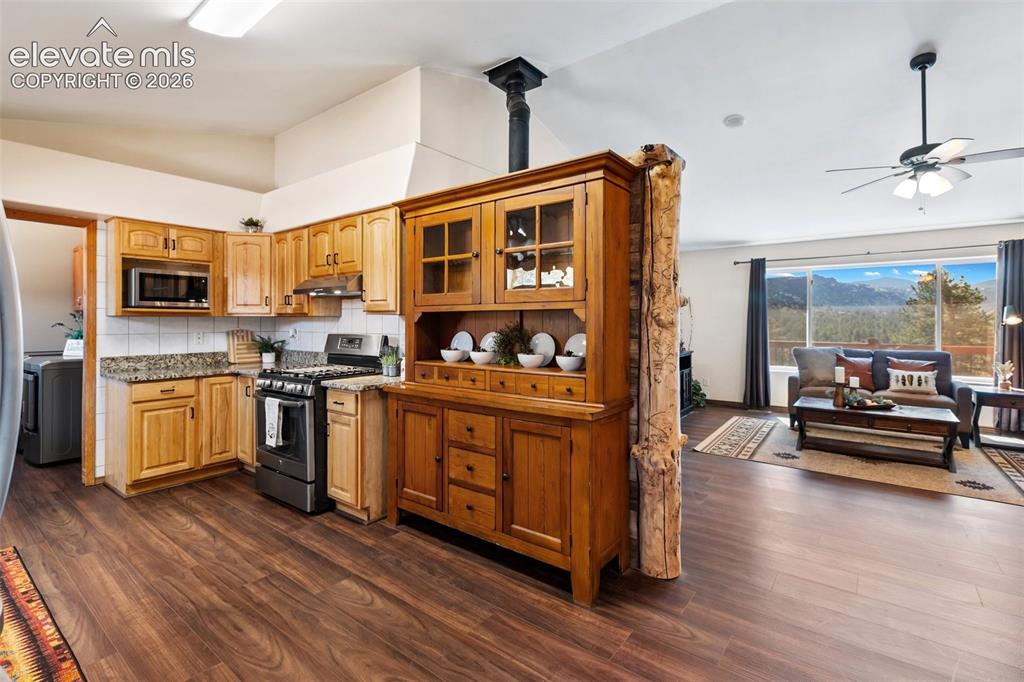 Image 13 of 48: Kitchen