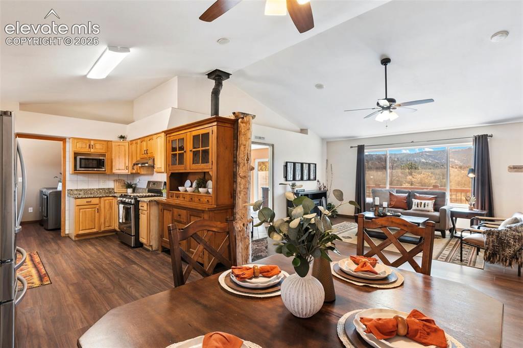 Image 14 of 48: Dining Area