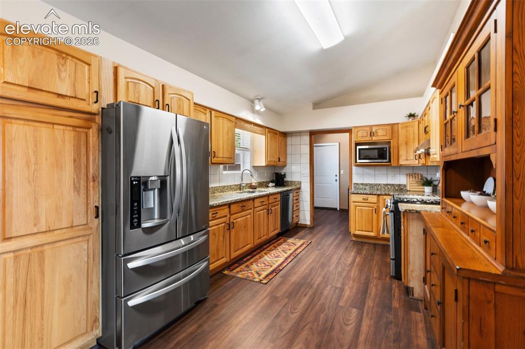 Image 15 of 48: Kitchen