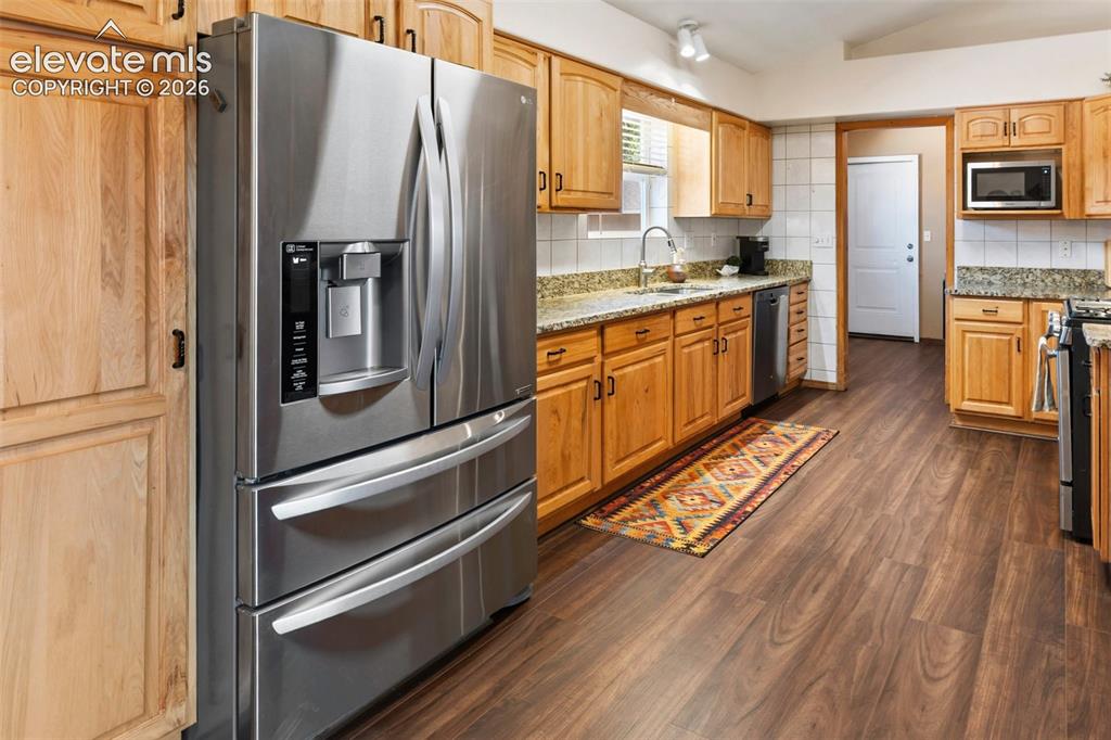 Image 18 of 48: Kitchen
