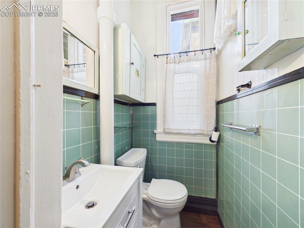 Image 12 of 44: Bathroom