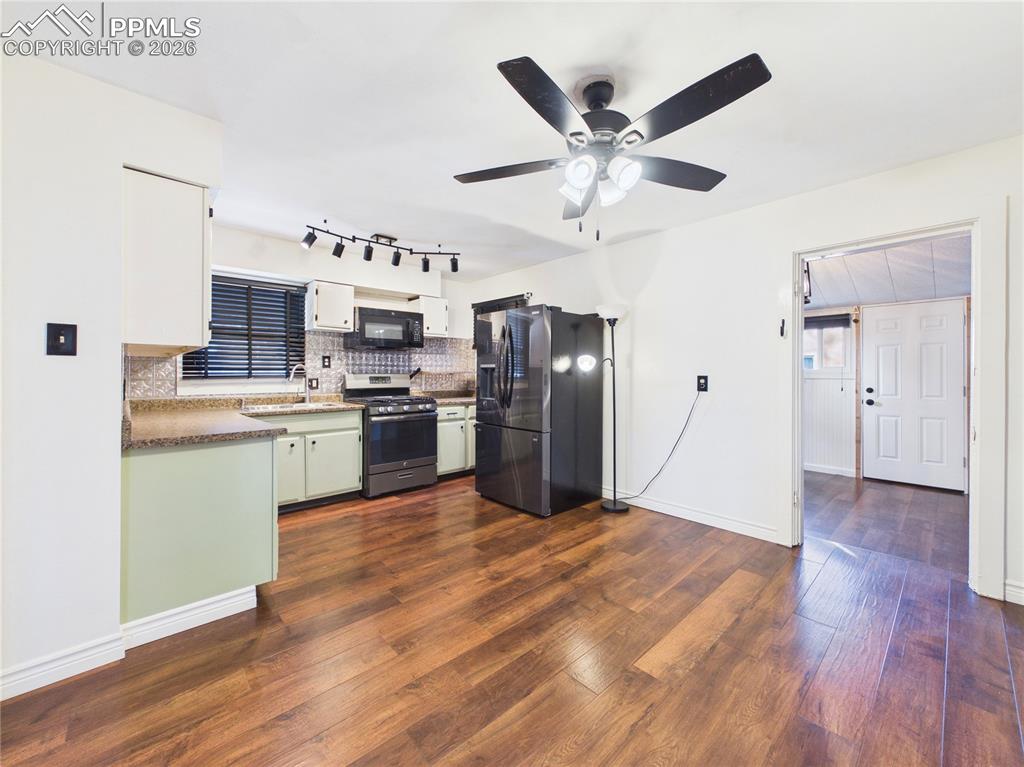 Image 13 of 44: Kitchen