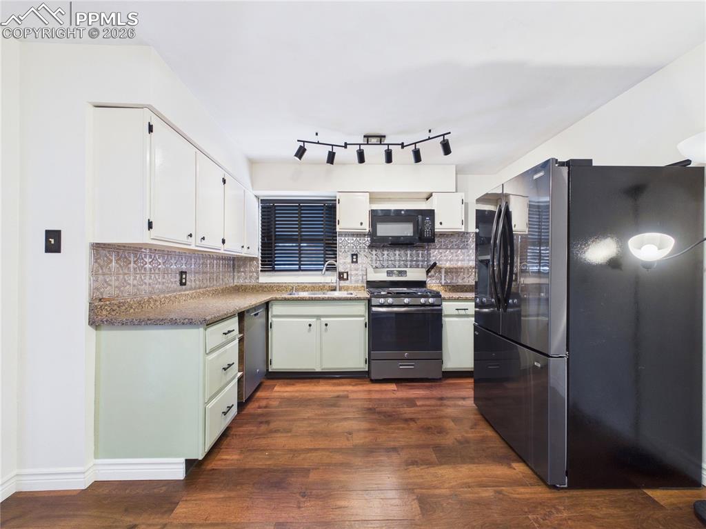 Image 14 of 44: Kitchen