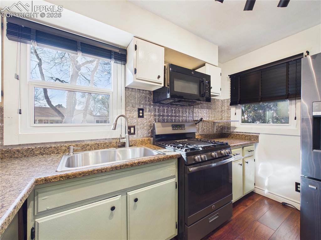 Image 15 of 44: Kitchen