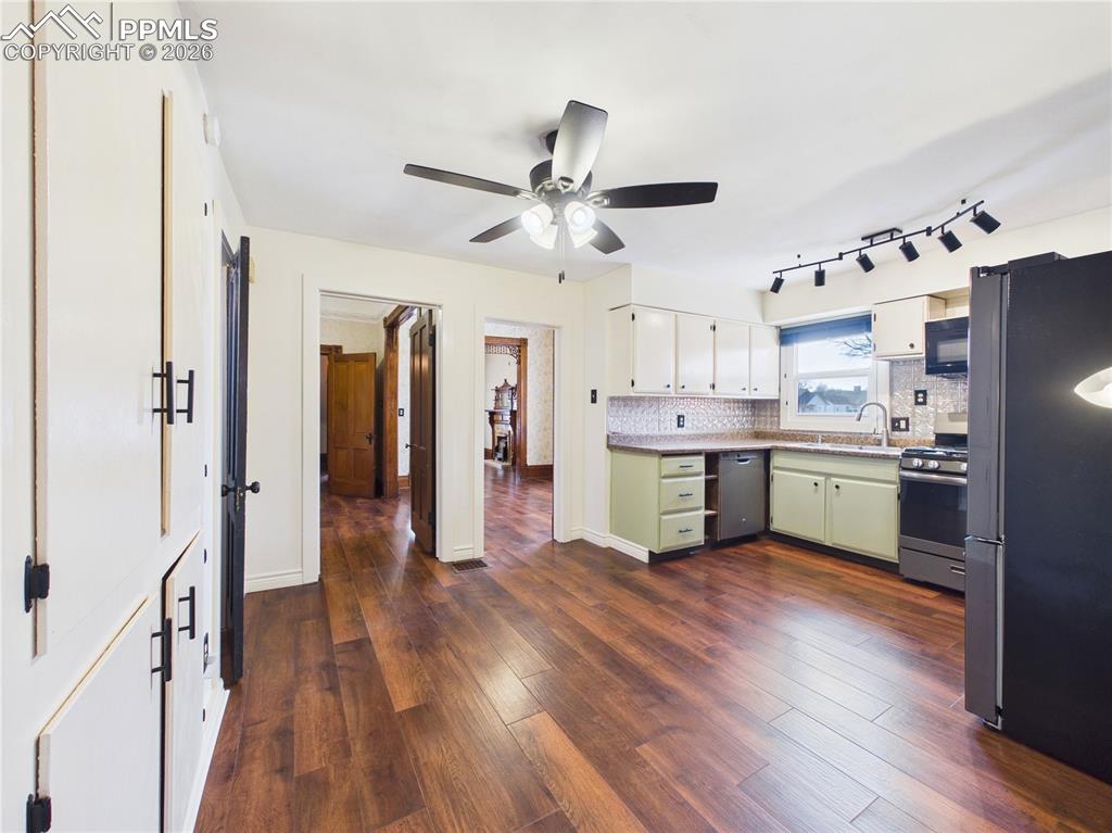 Image 17 of 44: Kitchen