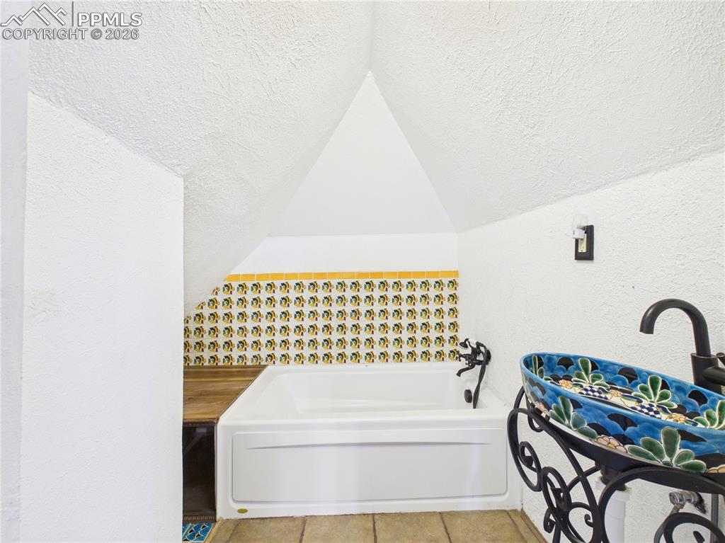 Image 22 of 44: Bathroom