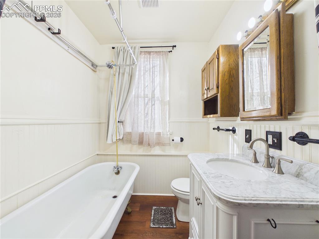 Image 25 of 44: Bathroom