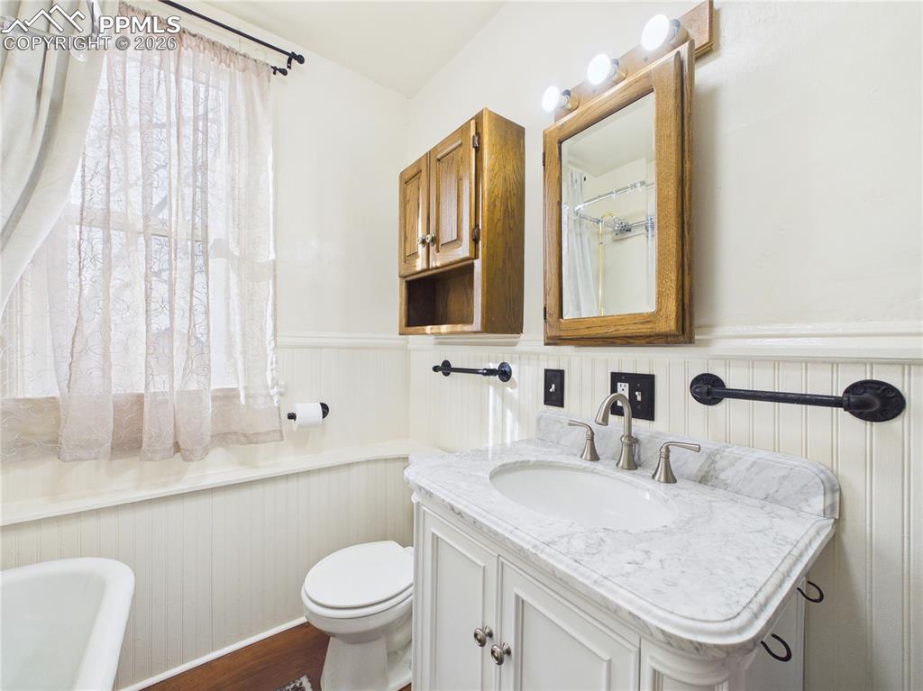 Image 26 of 44: Bathroom