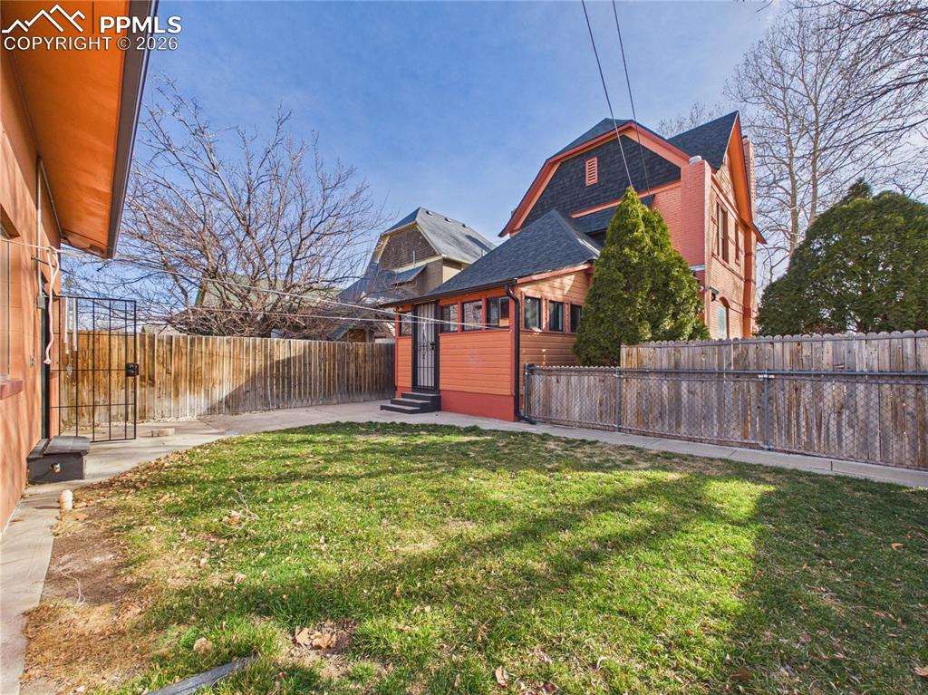 Image 35 of 44: Yard