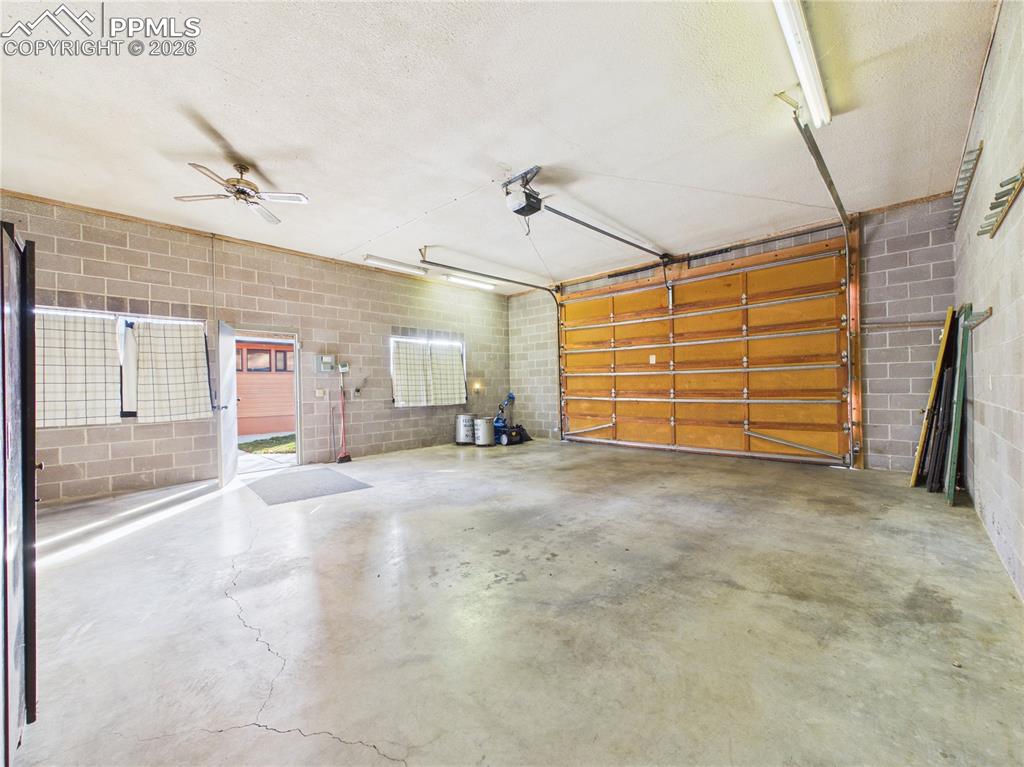 Image 37 of 44: Garage