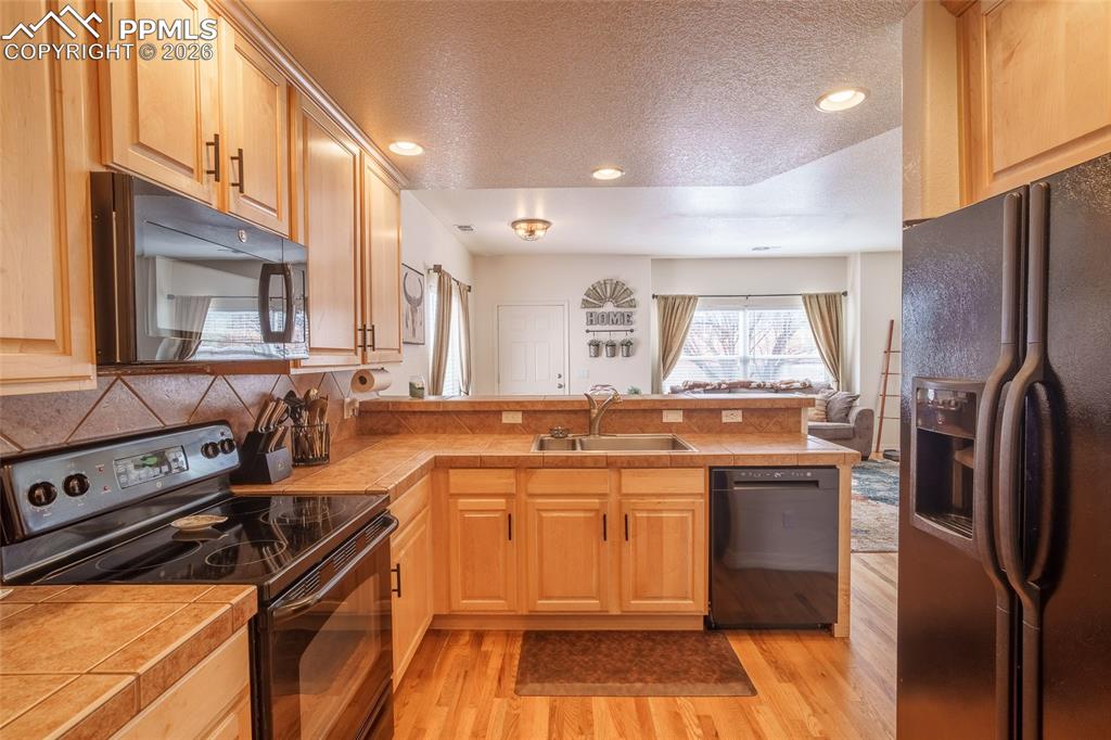 Image 10 of 27: Kitchen