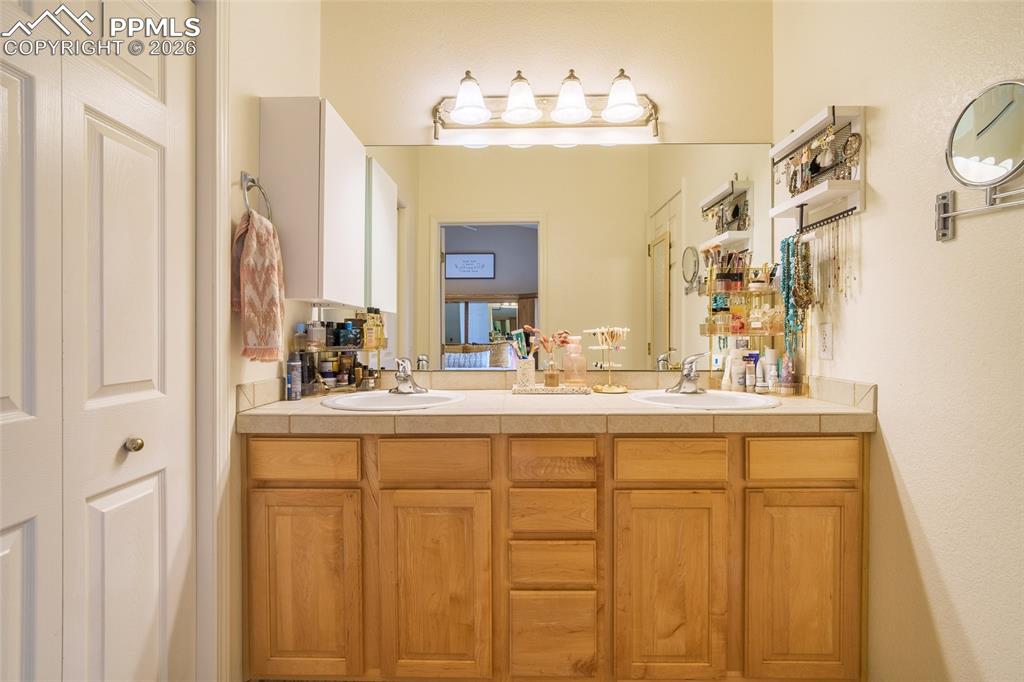 Image 12 of 27: Bathroom