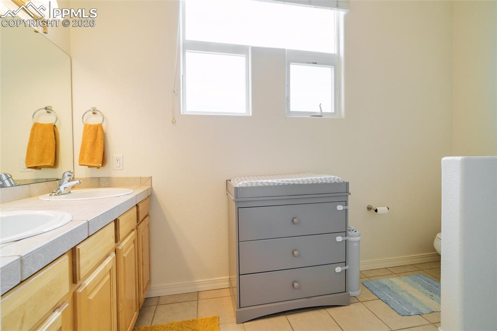 Image 15 of 27: Bathroom