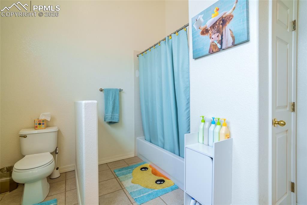 Image 16 of 27: Bathroom