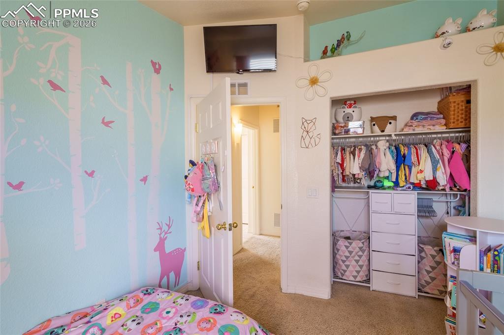 Image 19 of 27: Bedroom