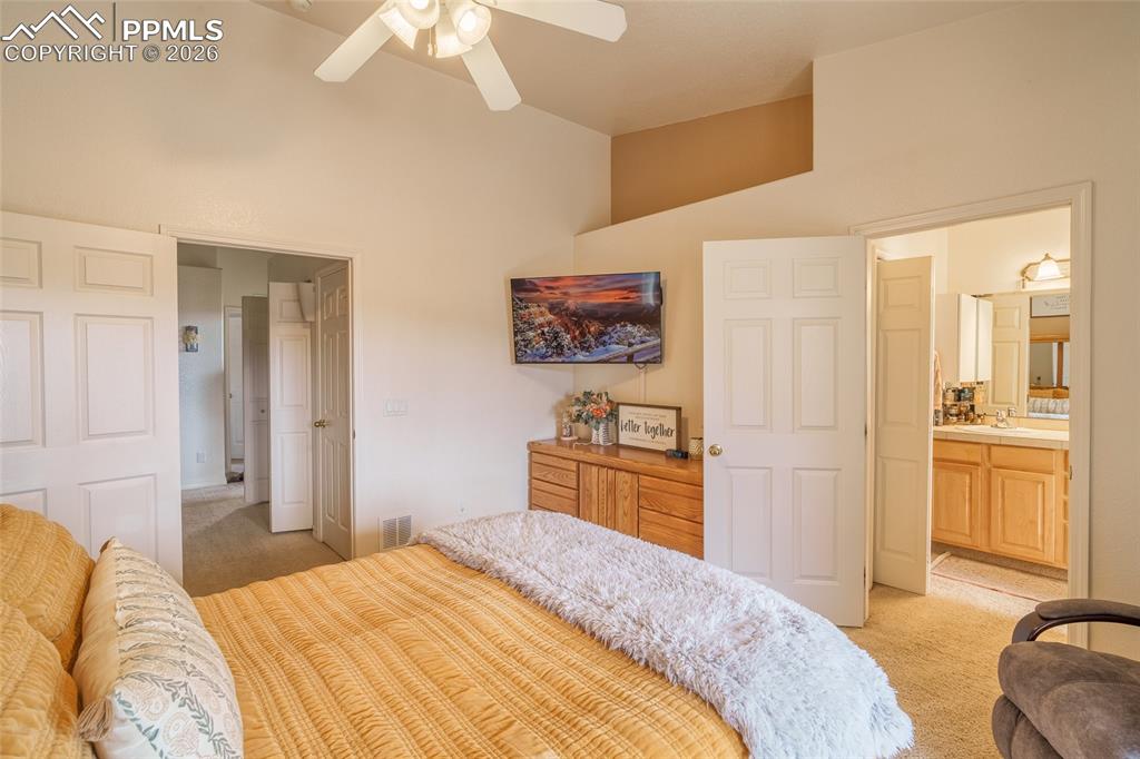 Image 23 of 27: Bedroom