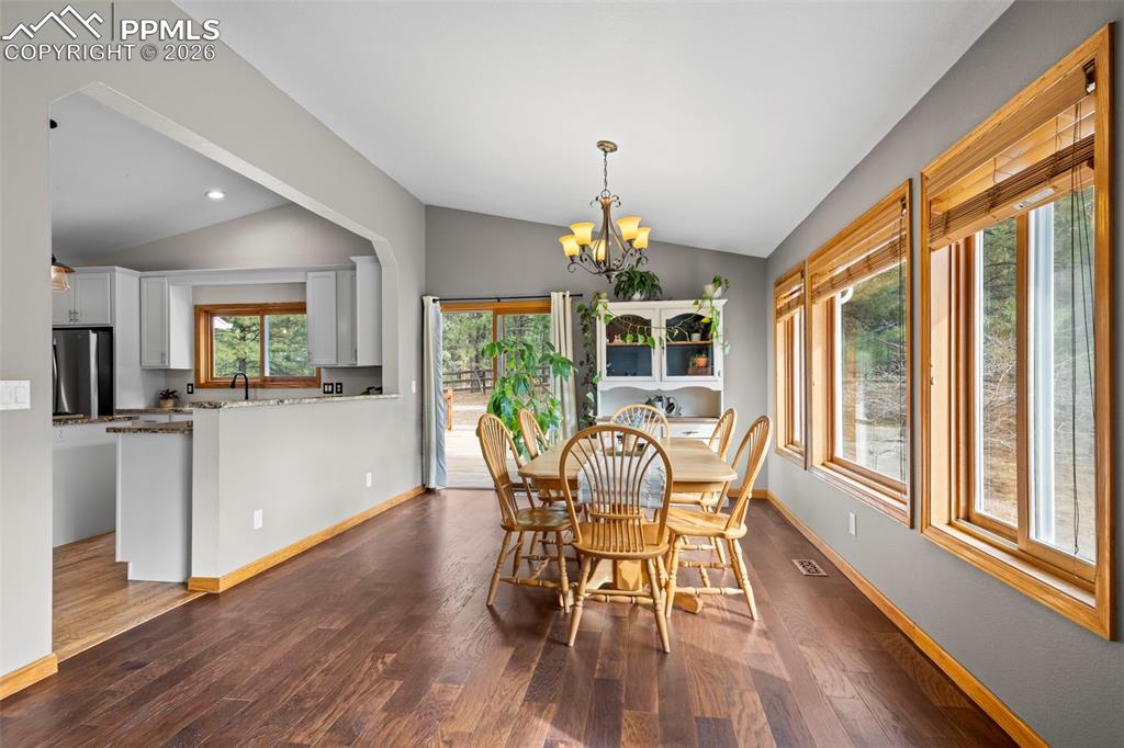 Image 12 of 50: Dining Area