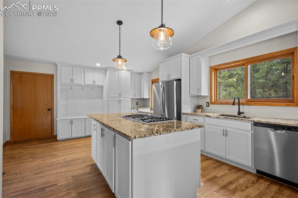 Image 13 of 50: Kitchen